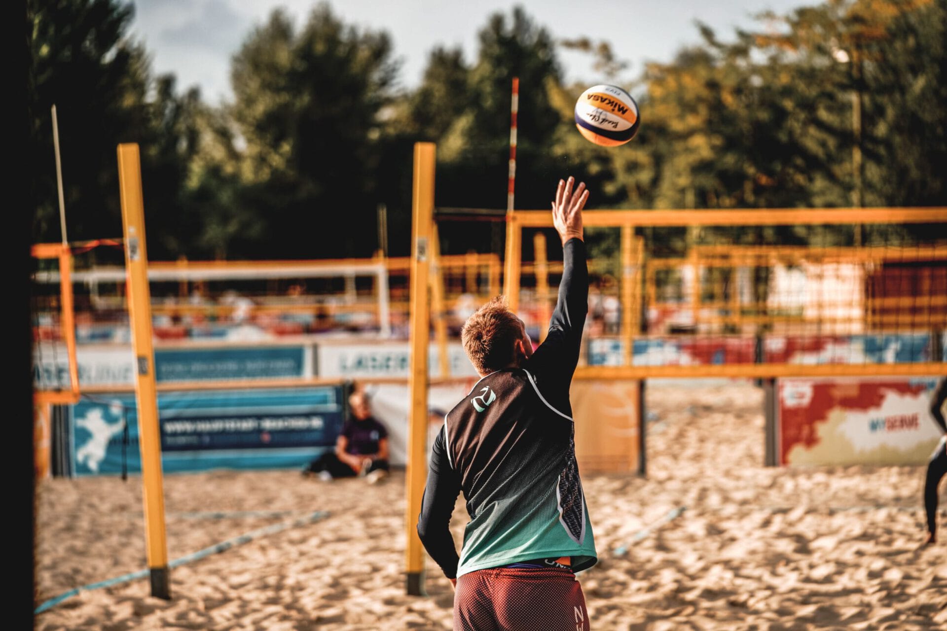 Aufschlag Mann Beachfactory Berlin Beachhandball