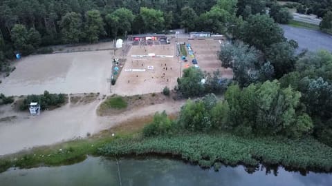 Man sieht die Anlage von Velten aus der Vogelsicht, aufgenommen mit einer Drohne. die Anlage befindet sich im Sand, drum herum ist viel Wald.