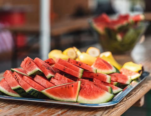 Viele Wassermelonen, geschnitten